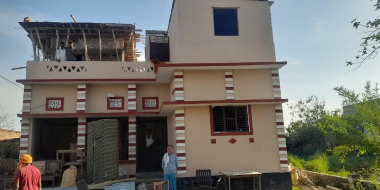 बिशुनपुरा में 24 घंटे के भीतर दो घरों पर हमला, ग्रामीणों ने हमलावरों की दो बाइक को पुलिस को सौंपा