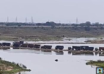 नदी के जलधारा से निकल रही ओवरलोड गाड़िया जिम्मेदारों ने डाल रखा पर्दा