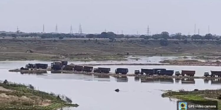 नदी के जलधारा से निकल रही ओवरलोड गाड़िया जिम्मेदारों ने डाल रखा पर्दा