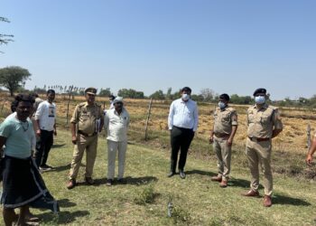 बांदा- मां के आवेदन पर पुलिस और प्रशासनिक अधिकारियों की मौजूदगी में निकाला गया नाबालिक बेटी का शव