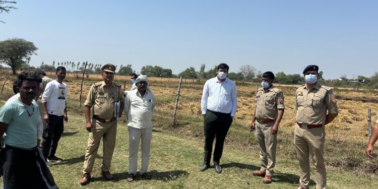 बांदा- मां के आवेदन पर पुलिस और प्रशासनिक अधिकारियों की मौजूदगी में निकाला गया नाबालिक बेटी का शव