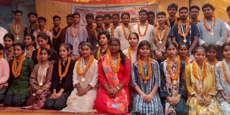 फेमस पब्लिक स्कूल में प्रतिभा सम्मान समारोह का हुआ आयोजन