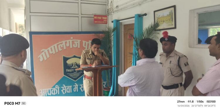 गोपालगंज पुलिस की अनूठी पहल: SP खुद सुन रहे जनता की फरियाद, समस्याओं का मौके पर निपटारा।