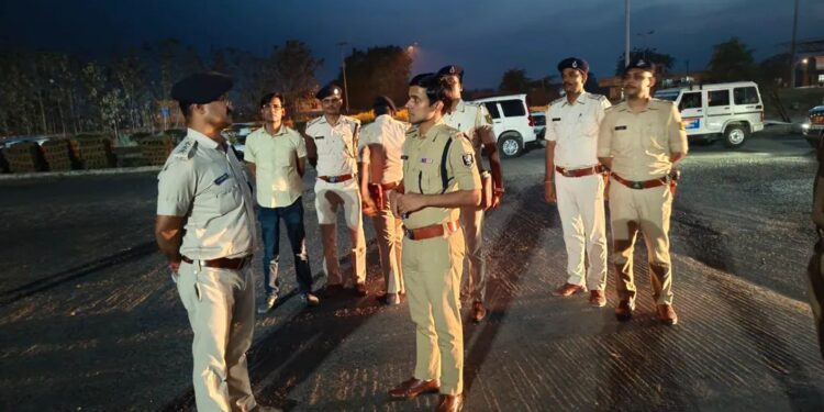 गोपालगंज पुलिस अधीक्षक ने बलथरी चेक पोस्ट का किया औचक निरीक्षण; कानून-व्यवस्था को लेकर दिए सख्त निर्देश।