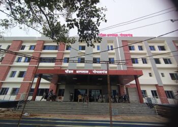 गोपालगंज: मॉडल सदर अस्पताल में बड़ी कार्रवाई, फर्जी हाजिरी मामले में डॉक्टर का वेतन बंद, हेड क्लर्क पर FIR के आदेश।