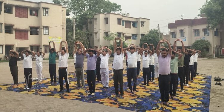 गोपालगंज पुलिस की नई पहल: ‘फिट पुलिस-सशक्त सुरक्षा’ अभियान के तहत योग सत्र का आयोजन