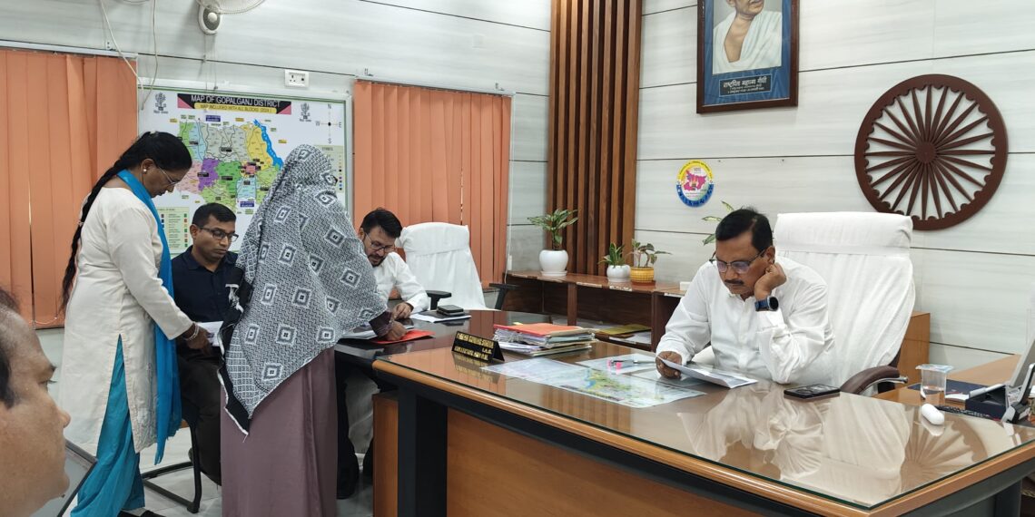 गोपालगंज: डीएम के जनता दरबार में उमड़ी भीड़, भूमि और राशन समेत दर्जनों समस्याओं का हुआ ऑन-द-स्पॉट निपटारा।
