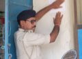 गोपालगंज: कटेया पुलिस ने चार अभियुक्तों के घर चिपकाया इश्तेहार, आत्मसमर्पण न करने पर होगी कुर्की।