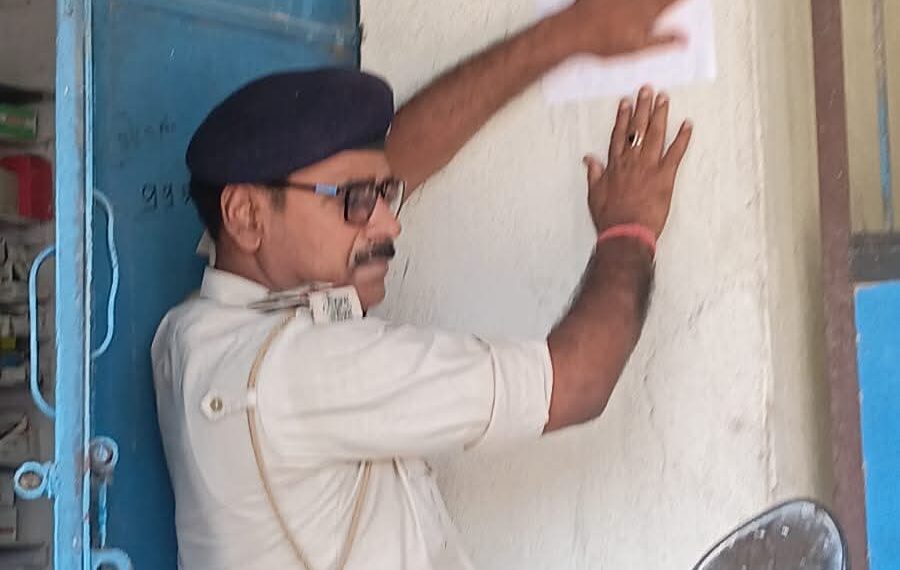 गोपालगंज: कटेया पुलिस ने चार अभियुक्तों के घर चिपकाया इश्तेहार, आत्मसमर्पण न करने पर होगी कुर्की।