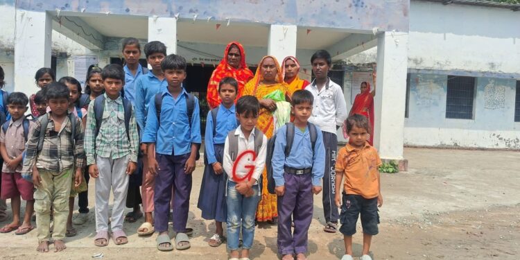 स्कूल में बच्चों को नहीं मिल रहा मध्यान भोजन, नाराज छात्र पहुंचे प्रखंड कार्यालय”