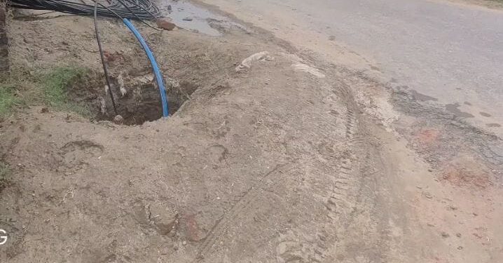 विकास के नाम पर ‘मौत का गड्ढा’ !भोरे में टेलीकॉम कंपनियों की लापरवाही से राहगीरों की जान खतरे में