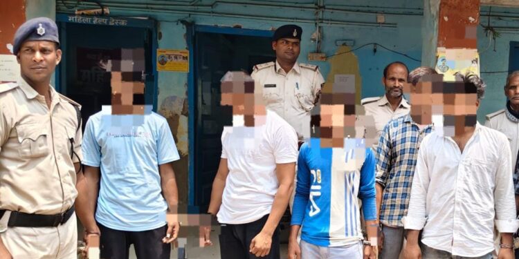 दरौंदा थानान्तर्गत अपराध की योजना बना रहे 05 अभियुक्त गिरफ्तार, अवैध हथियार बरामद
