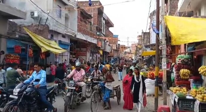 कटेया में नितीश पर भारी पड़े सम्राट वर्षो पुराने सड़क अतिक्रमण पर बुलडोजर एक्शन शुरू