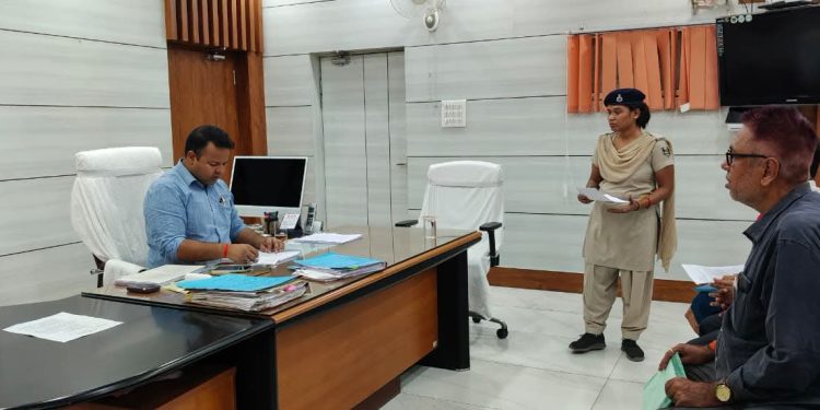 जनता की समस्याओं के त्वरित निष्पादन हेतु जिला पदाधिकारी गंभीर: समाहारणालय में सजी उम्मीदों की चौपाल।
