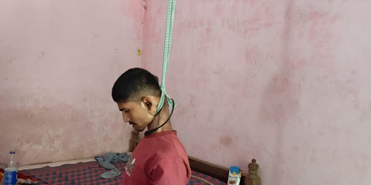 गोपालगंज में सनसनी: घर में पंखे से लटका मिला युवक का शव, परिजनों ने जताया हत्या का शक।