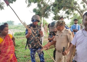 पुलिस टीम पर हमला, जवान के सिर में लगा तीर:पूर्णिया में 300 गांव वालों ने पुलिस को घेरा; ईंट-पत्थर और भाले से किया अटैक