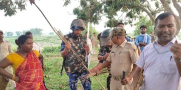 पुलिस टीम पर हमला, जवान के सिर में लगा तीर:पूर्णिया में 300 गांव वालों ने पुलिस को घेरा; ईंट-पत्थर और भाले से किया अटैक
