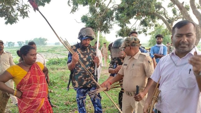 पुलिस टीम पर हमला, जवान के सिर में लगा तीर:पूर्णिया में 300 गांव वालों ने पुलिस को घेरा; ईंट-पत्थर और भाले से किया अटैक