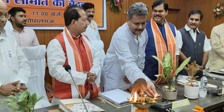 सरकारी जमीन हड़पने वालों और खाद के कालाबाजारियों की अब खैर नहीं, प्रभारी मंत्री विजय कुमार सिन्हा का कड़ा रुख।