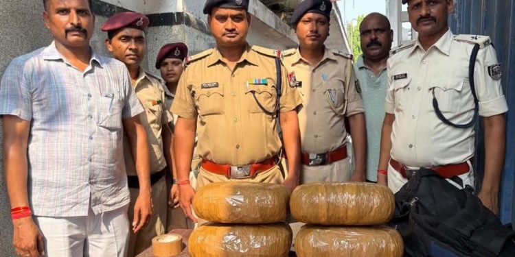 सीवान स्टेशन पर 12 किलो गांजा बरामद:2 लाख आंकी गई कीमत, अज्ञात पर केस दर्ज