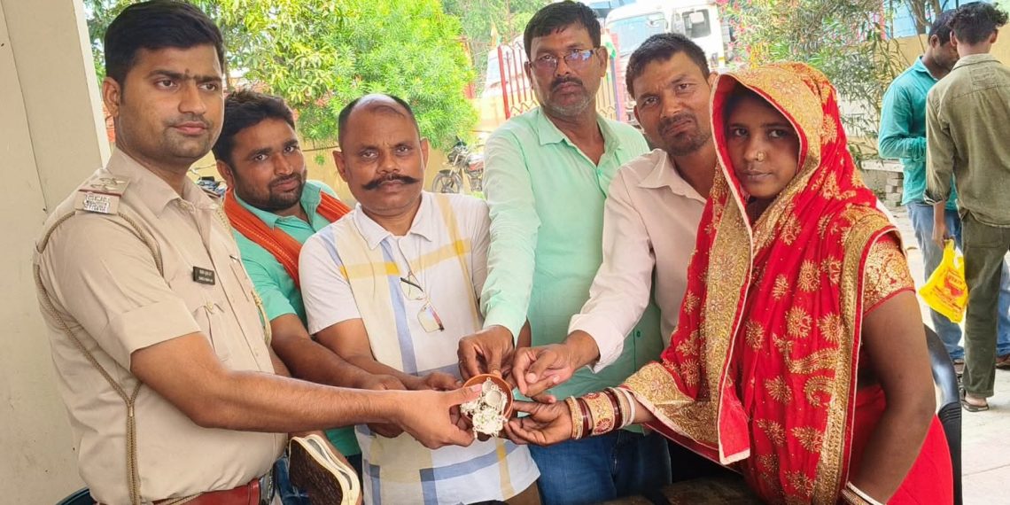 ईमानदारी की अनूठी मिसाल: सड़क पर गिरा सोने-चांदी से भरा पर्स असली मालकिन को लौटाया, गोपालगंज पुलिस और स्थानीय युवकों ने पेश की मानवता की मिसाल