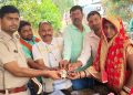 ईमानदारी की अनूठी मिसाल: सड़क पर गिरा सोने-चांदी से भरा पर्स असली मालकिन को लौटाया, गोपालगंज पुलिस और स्थानीय युवकों ने पेश की मानवता की मिसाल