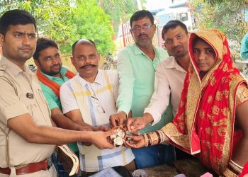 ईमानदारी की अनूठी मिसाल: सड़क पर गिरा सोने-चांदी से भरा पर्स असली मालकिन को लौटाया, गोपालगंज पुलिस और स्थानीय युवकों ने पेश की मानवता की मिसाल