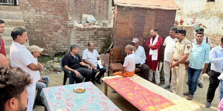 गोपालगंज: विजयीपुर कांड के पीड़ित परिवार से मिले मंत्री सुनील कुमार, ढांढस बंधाकर कहा— ‘बख्शे नहीं जाएंगे दोषी’