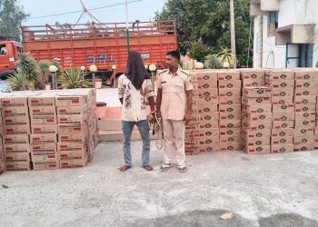 गोपालगंज में पुलिस की महा-कार्रवाई: पशु आहार की आड़ में तस्करी हो रही 8,289 लीटर अवैध शराब जब्त; यूपी का मुख्य तस्कर गिरफ्तार।