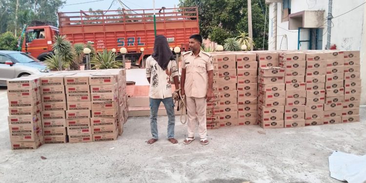 गोपालगंज में पुलिस की महा-कार्रवाई: पशु आहार की आड़ में तस्करी हो रही 8,289 लीटर अवैध शराब जब्त; यूपी का मुख्य तस्कर गिरफ्तार।