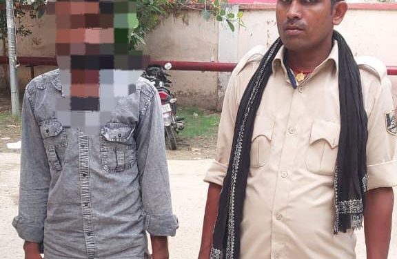 मकेर थाना पुलिस की बड़ी सफलता, लूट की घटना का सफल उद्भदन, लूटा गया मोबाइल एवं नगद राशि बरामद कर 01 अभियुक्त को किया गया गिरफ्तार