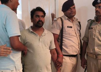 नवादा में निगरानी विभाग की बड़ी कार्रवाई, 15 हजार रुपये रिश्वत लेते राजस्व कर्मचारी गिरफ्तार