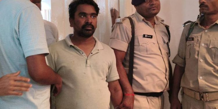 नवादा में निगरानी विभाग की बड़ी कार्रवाई, 15 हजार रुपये रिश्वत लेते राजस्व कर्मचारी गिरफ्तार
