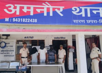 अमनौर थाना पुलिस की त्वरित कार्रवाई, अवैध हथियार, कारतूस एवं मोटरसाइकिल जप्त कर 03 अभियुक्त को किया गया गिरफ्तार।