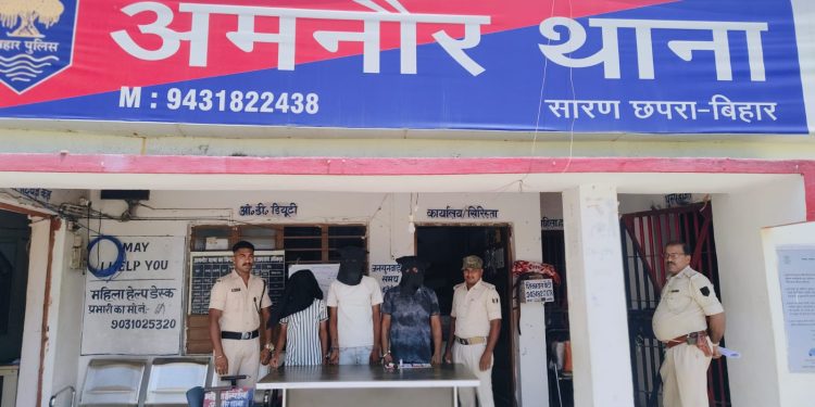 अमनौर थाना पुलिस की त्वरित कार्रवाई, अवैध हथियार, कारतूस एवं मोटरसाइकिल जप्त कर 03 अभियुक्त को किया गया गिरफ्तार।
