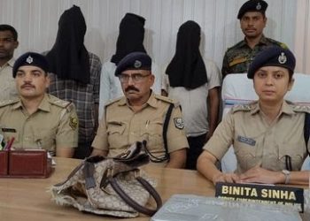 राहगीरों से छिनतई करने वाले गिरोह के 3 सदस्य गिरफ्तार:महिलाओं को ज्यादा करते थे टारगेट, बाइक पर फर्जी रजिस्ट्रेशन नंबर लगाकर चलते थे