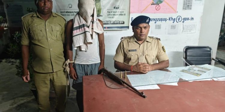 खगड़िया में अवैध हथियार के साथ कुख्यात अपराधी गिरफ्तार, घर से मिला देशी कट्टा और कारतूस