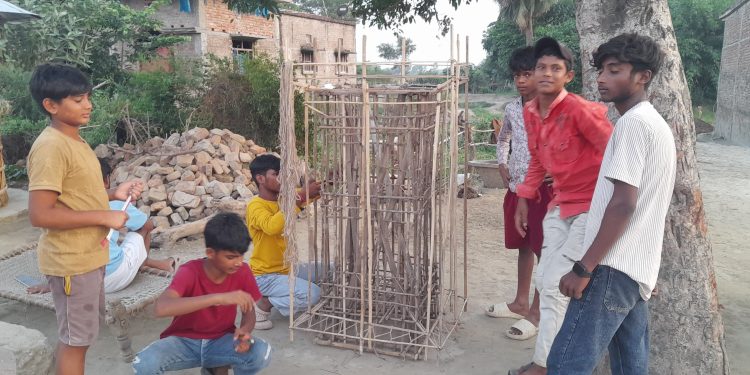 मुहर्रम का चांद देखते ही हिंदू-मुस्लिम एकता का प्रतीक ताजिया बनाने में जुटे के लोग
