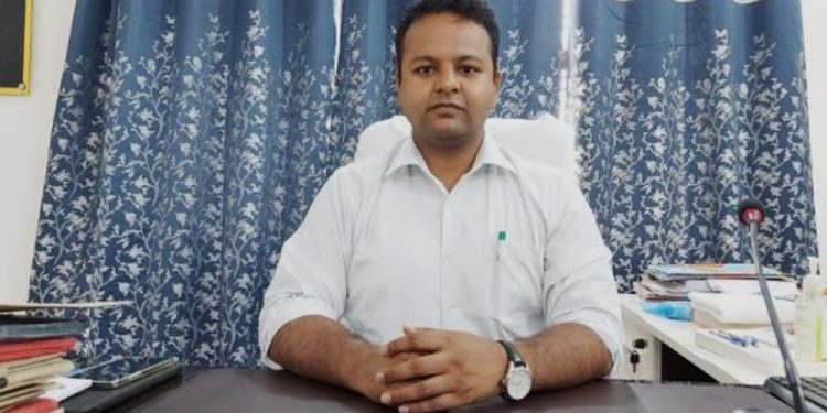 गोपालगंज में प्रशासनिक फेरबदल: पवन कुमार सिन्हा का तबादला, समीर सौरभ संभालेंगे जिले की कमान