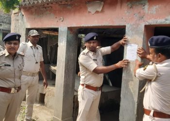 बुलेट अंसारी हत्याकांड के छः आरोपियों के घर पर पुलिस ने चिपकाए इश्तिहार, ढोल ताशे के साथ पहुंची पुलिस