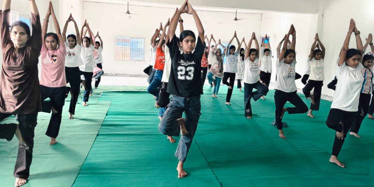 नवरंग प्रभुनाथ इंस्टीट्यूट ऑफ नर्सिंग एंड हॉस्पिटल में मनाया गया योग दिवस