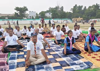 गोपालगंज में योग दिवस की धूम: मिंज स्टेडियम में उमड़ा जनसैलाब, ‘स्वस्थ वृद्धावस्था’ के संदेश के साथ हुआ सामूहिक योगाभ्यास