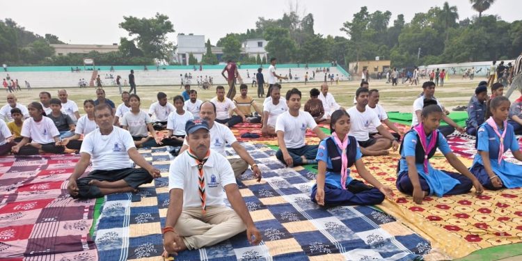 गोपालगंज में योग दिवस की धूम: मिंज स्टेडियम में उमड़ा जनसैलाब, ‘स्वस्थ वृद्धावस्था’ के संदेश के साथ हुआ सामूहिक योगाभ्यास