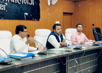 गोपालगंज में बैंकिंग विकास की समीक्षा: डीएम समीर सौरभ ने ऋण वितरण और CD अनुपात सुधारने के दिए निर्देश