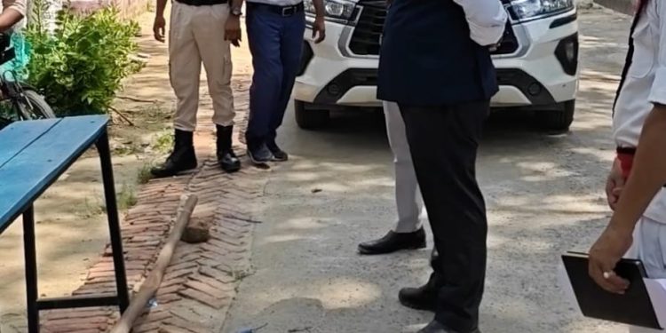 सिपाही भर्ती परीक्षा पर डीएम की पैनी नजर, केंद्रों का किया औचक निरीक्षण, स्वच्छ, निष्पक्ष और कदाचारमुक्त परीक्षा संचालन को लेकर अधिकारियों को दिए कड़े निर्देश।