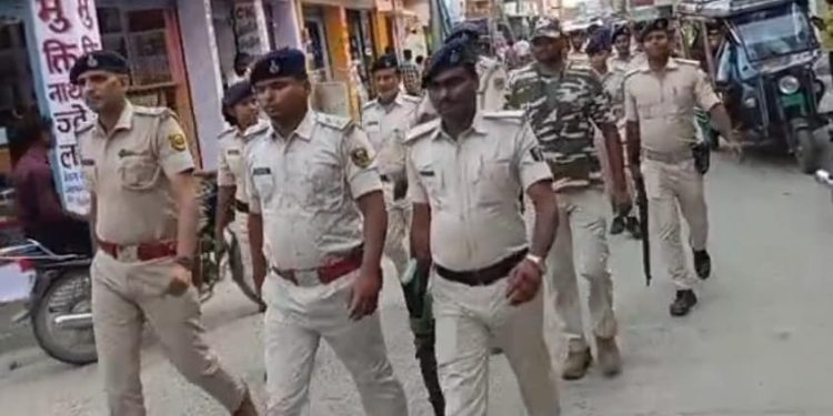 नौतन में शांतिपूर्ण ताजिया जुलूस के लिए पुलिस प्रशासन अलर्ट, फ्लैग मार्च निकाला