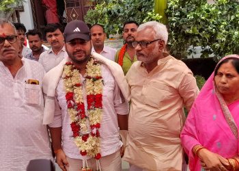 डीएसपी बनकर गांव पहुंचे शोभित श्रीवास्तव का भव्य स्वागत, बधाई देने के लिए उमड़ा जनसैलाब