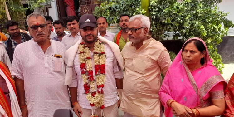 डीएसपी बनकर गांव पहुंचे शोभित श्रीवास्तव का भव्य स्वागत, बधाई देने के लिए उमड़ा जनसैलाब
