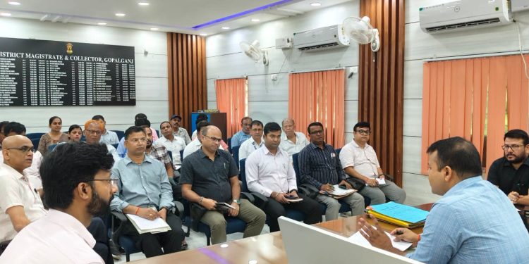 गोपालगंज में सिपाही भर्ती परीक्षा कल : DM समीर सौरभ ने कसी कमर, जैमर और CCTV की निगरानी में परिंदा भी नहीं मार पाएगा पर!