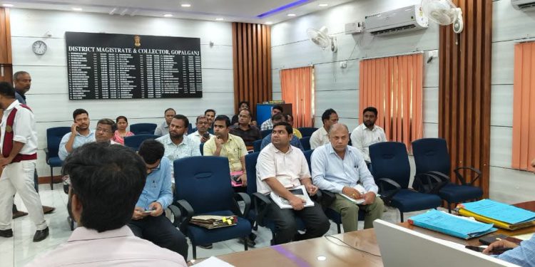 प्रमंडलीय समीक्षा बैठक: सारण आयुक्त ने दिए विकास कार्यों को समय-सीमा में पूरा करने के निर्देश, डीएम समीर सौरभ ने रखी जिले की प्रगति रिपोर्ट।